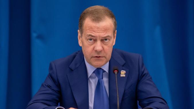 Медведев назвал версии появления дронов в Европе