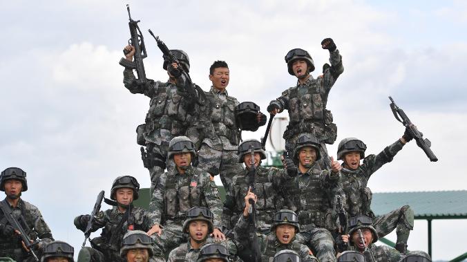 Власти Китая готовят солдат к войне и обещают “громкие победы”
