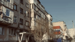 В двух домах на ул. Маршала Крылова заменили 49 стёкол