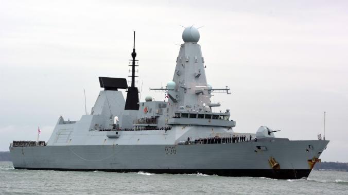 СМИ: Устроивший в Черном море провокацию британский эсминец вышел из строя