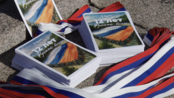 12 лет с Россией: волонтёры раздают в центре Севастополя триколоры