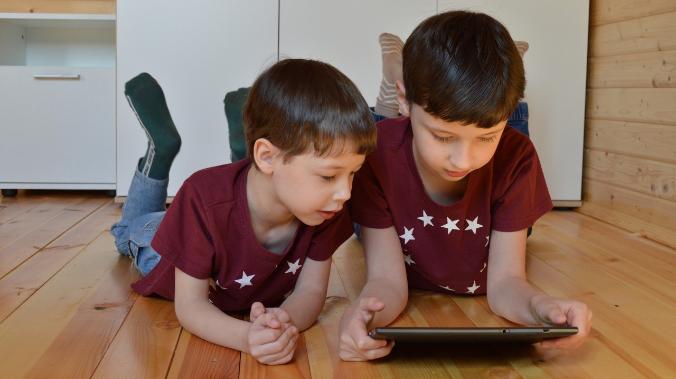 «Лаборатория Касперского»: российские дети следят за блогерами и слушают Моргенштерна