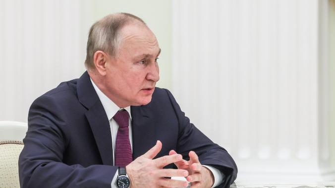 Владимир Путин поручил ввести должность врача-стажера для студентов ординатуры