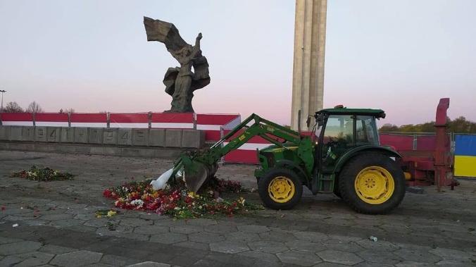 В Риге трактором убрали цветы, возложенные 9 мая
