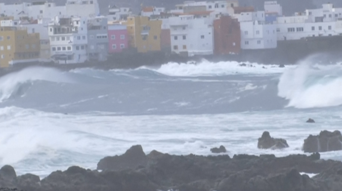 Гигантская волна на Тенерифе смыла туристов с пирса