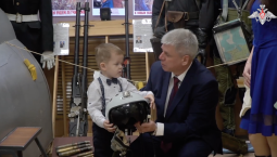 Замминистра обороны исполнил мечту трёхлетнего Димы