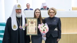  Патриарх вручил награду студентке из Севастополя