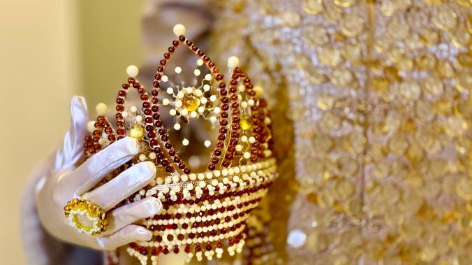 В России создали кокошник из 1 145 элементов янтаря