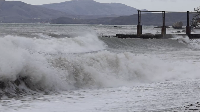 Шторм разыгрался у посёлка Курортное Феодосийского округа
