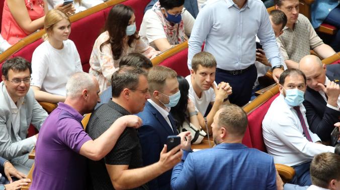 Депутат Николаенко забросил кассовый аппарат в зал Верховной Рады