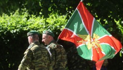 Развожаев поздравил сотрудников погранслужбы города