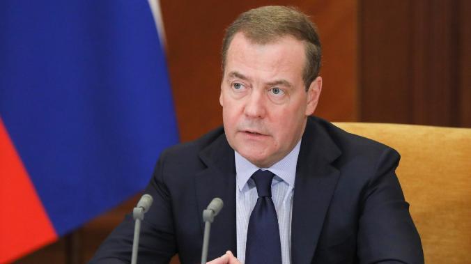 Медведев прокомментировал визит Байдена в Киев