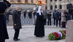 Владимир Путин возложил цветы к памятнику Минину и Пожарскому