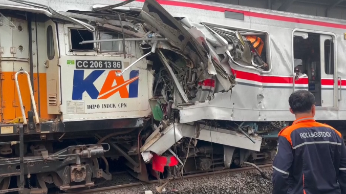 В Индонезии столкнулись два пассажирских поезда