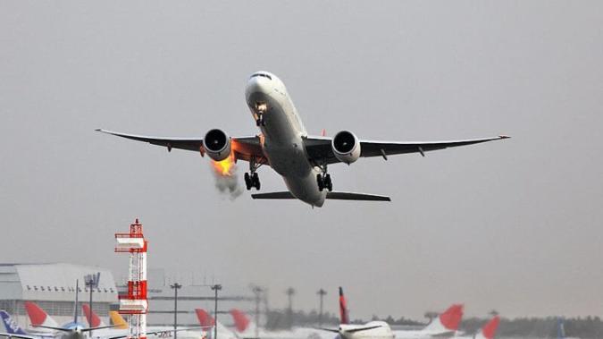 В Новосибирске совершил аварийную посадку Boeing 747 с горящим двигателем
