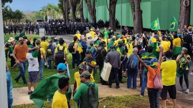 Президент Бразилии задействовал федеральные силы против сторонников Болсонару