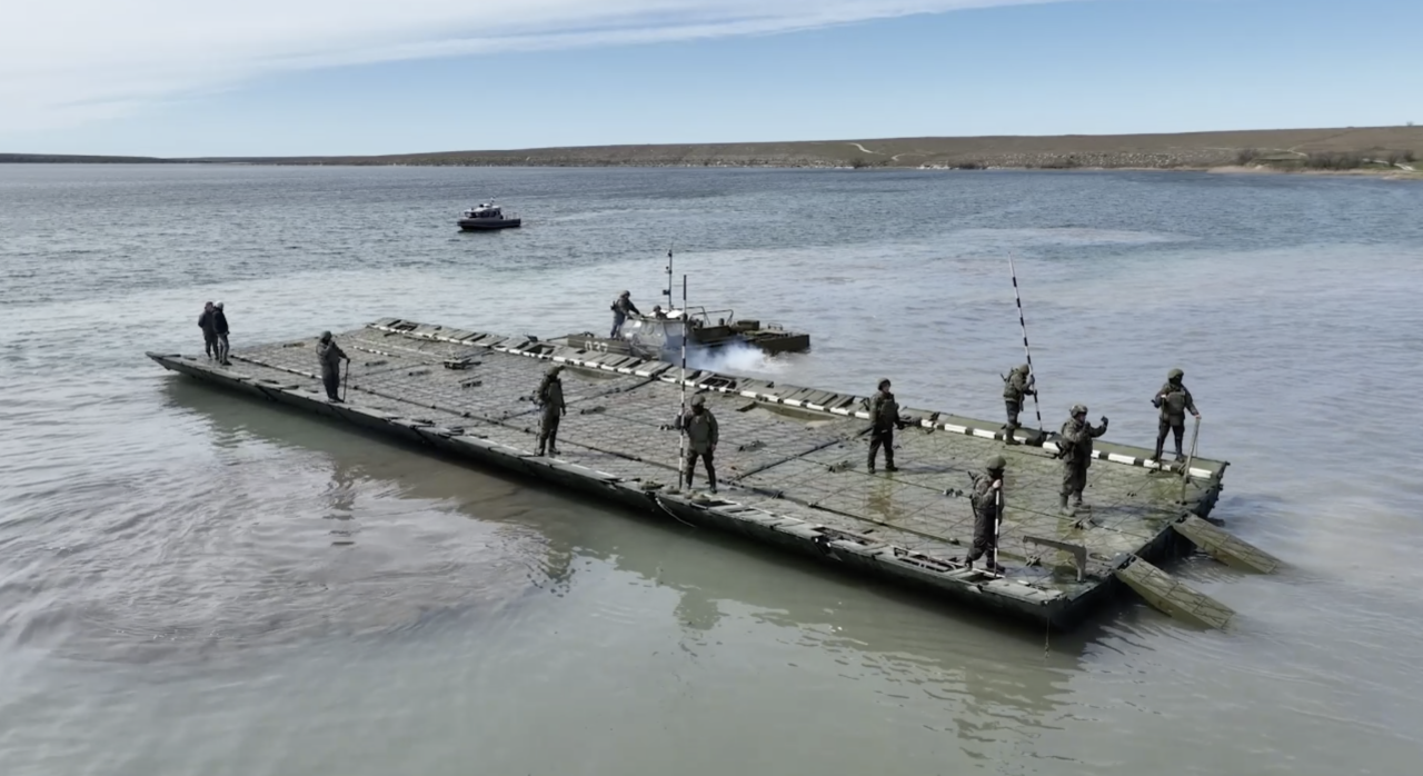 Военные России тренируются форсировать водные преграды ::Первый  Севастопольский