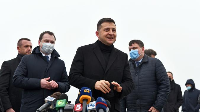 Зеленский прекратил вещание трёх украинских оппозиционных телеканалов