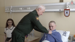 Белоусов вручил бойцу Ярашеву «Золотую Звезду»