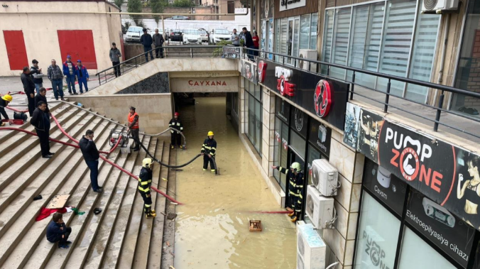 Прорыв на магистральном водопроводе в Баку привел к затоплению улиц