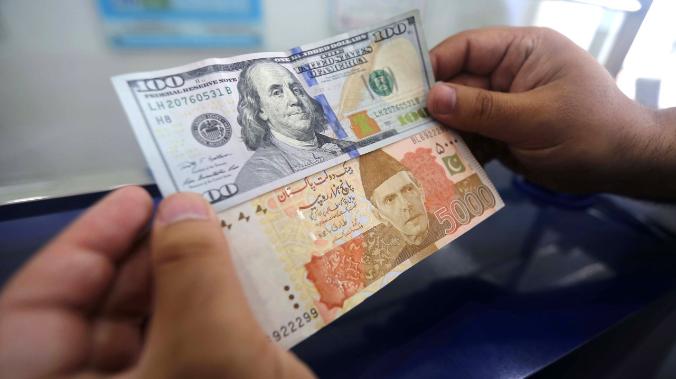 Экономист назвал самые уязвимые иностранные валюты 