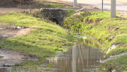 В Тыловом откачают воду из глубокой дорожной канавы