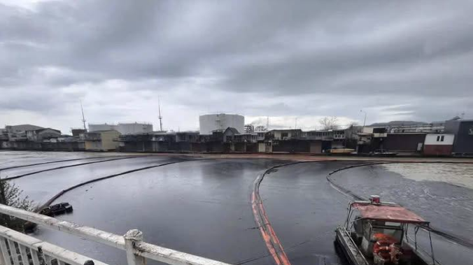 Нефтезавод в Туапсе вспыхнул из-за атаки дронов ВСУ