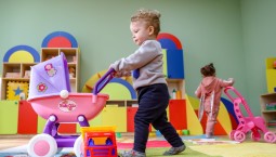 Решение по пособиям для многодетных российских семей пересмотрят 