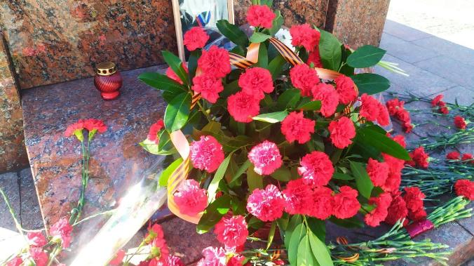 Глава Крыма Сергей Аксёнов возложил цветы к Вечному огню