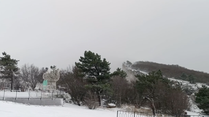 Белое покрывало окутало крымскую вершину Ай-Петри