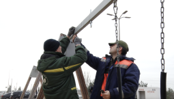 На детской площадке у Дворца культуры рыбаков отремонтировали качели 