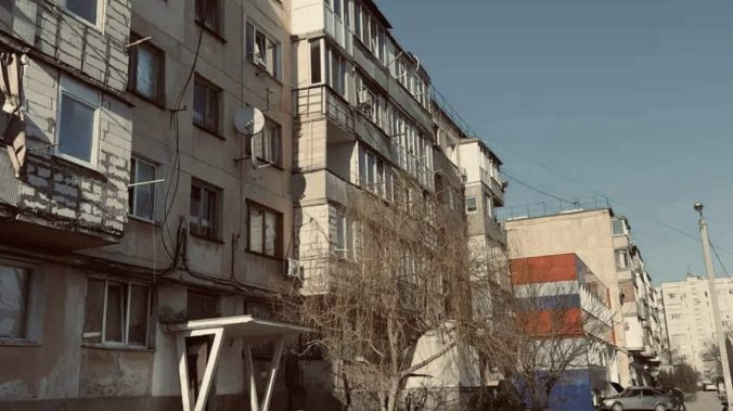 В двух домах на ул. Маршала Крылова заменили 49 стёкол