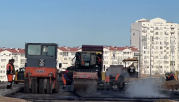 Рабочие укладывают асфальт на проспекте Античный