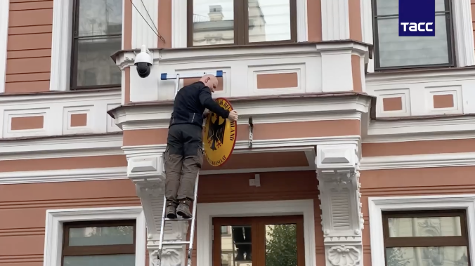 Флаг ФРГ сняли со здания генконсульства в Петербурге