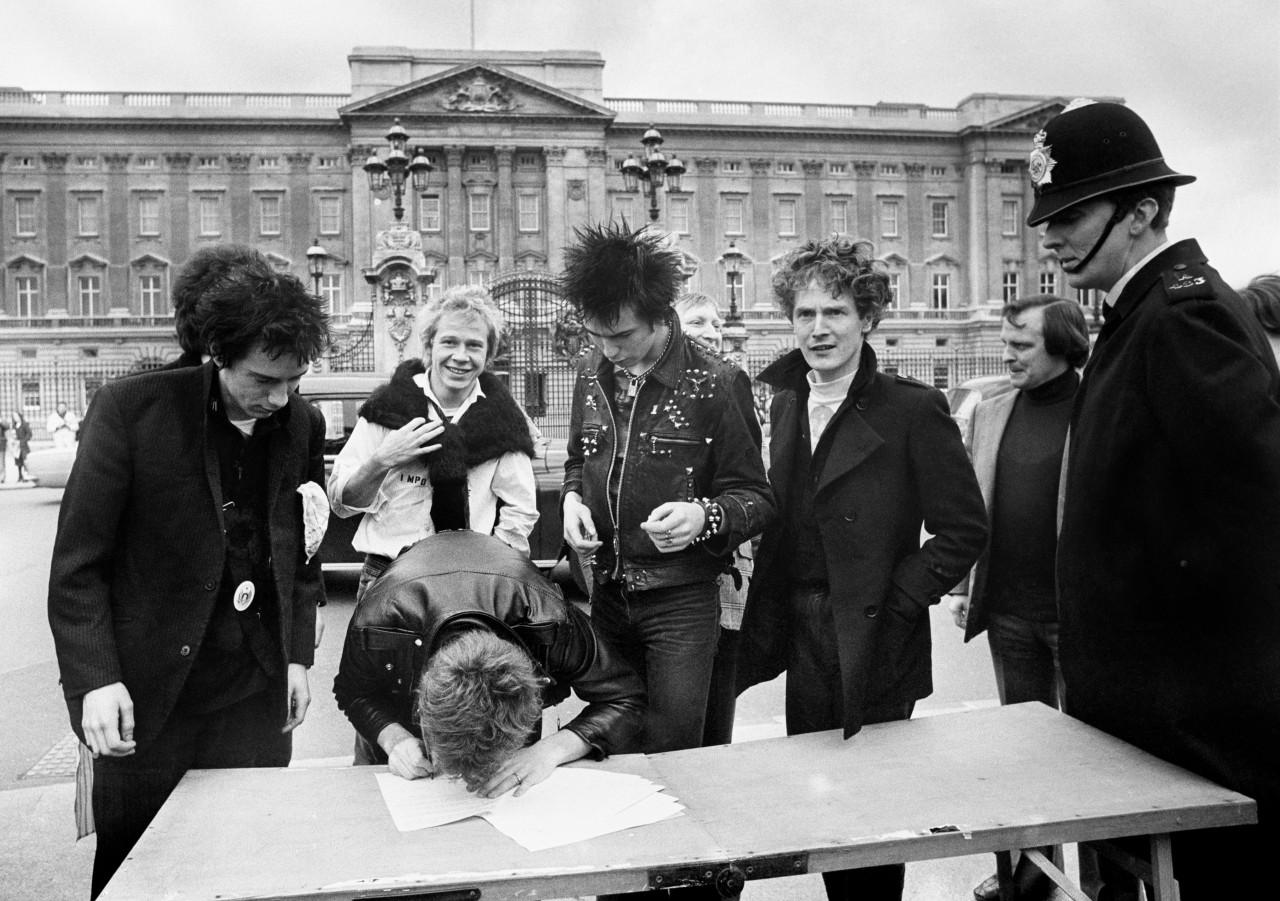 Солист группы Sex Pistols хочет судиться с бывшими коллегами ::Первый  Севастопольский