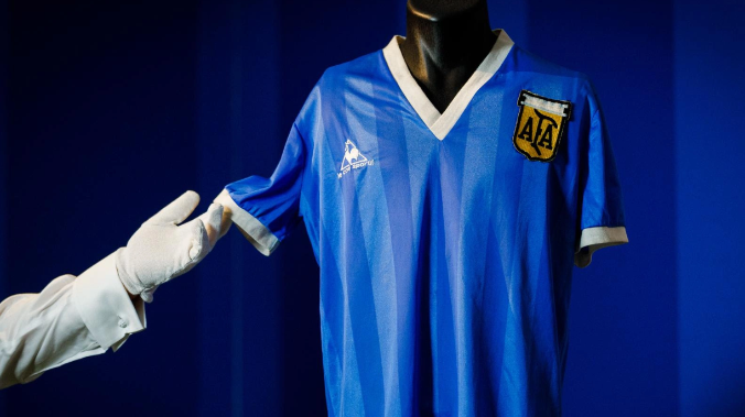 Футболку Марадоны продали на аукционе за рекордную сумму