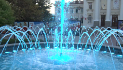 Фонтан у ДДЮТ оборудовали новой системой подсветки