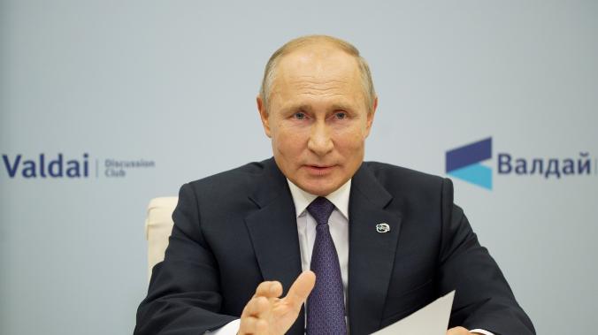 Путин назвал “чушью” преследования за передачу открытых данных
