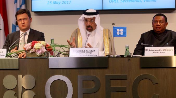 Россия и Саудовская Аравия планируют отказаться от увеличения нефтедобычи из-за действий США 