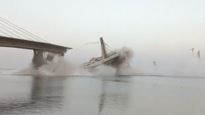 В Индии рухнул строящийся мост через реку Ганг