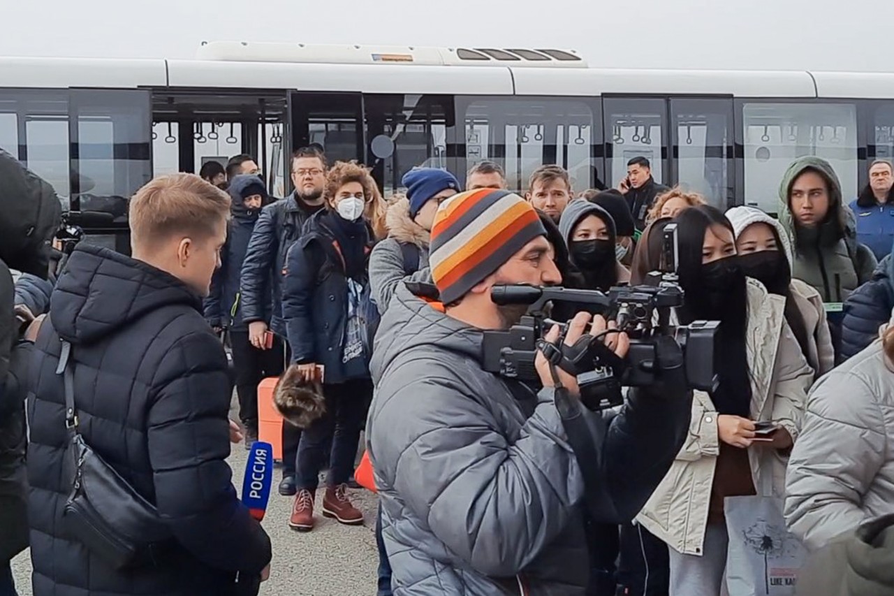 Последние новости мк. Сотрудники Московского Комсомольца. Протесты в России. Россияне возвращаются из Казахстана. Протесты в Казахстане.