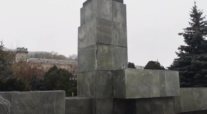 Памятник Ленину в Керчи продолжает разрушаться