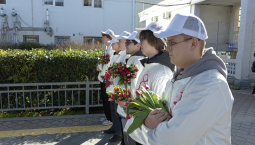 Волонтёры Севастополя одарили девушек тюльпанами накануне 8 марта