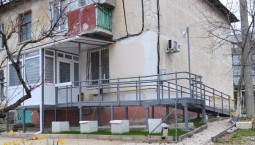 В Севастополе жильё инвалида оборудовали пандусом