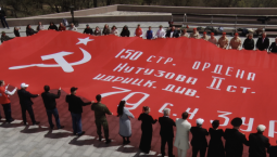 В Севастополе развернули Знамя Победы из Дагестана