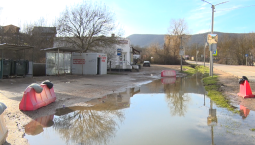 Лужа в селе Тыловом стала ловушкой для водителей