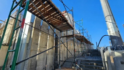 Подпорные стены на улице Октябрьского облицовывают