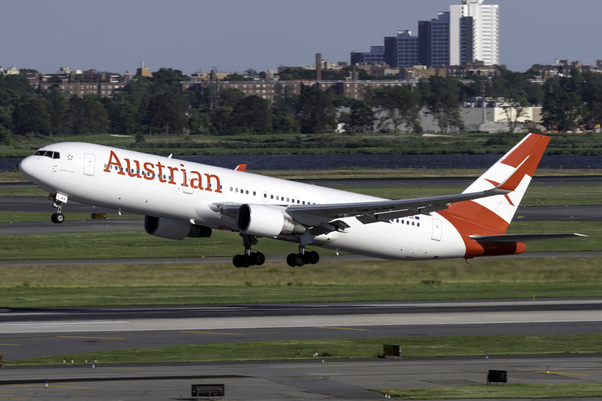 Самолет в вене. Европейские самолеты. Вена с самолета. Austrian Airlines. Boeing 767 Door.