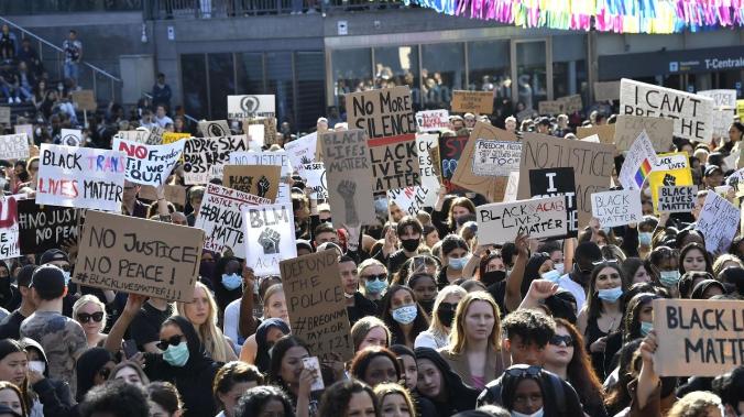 Шведских активистов Black Lives Matter обвинили поджогах и нападениях на полицейских 