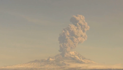 Вулкан на Камчатке выбросил столб пепла на 7 000 м